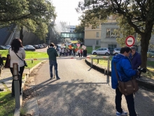 Processo crac Banca Etruria: giornalisti sul marciapiede di fronte al Tribunale di Arezzo